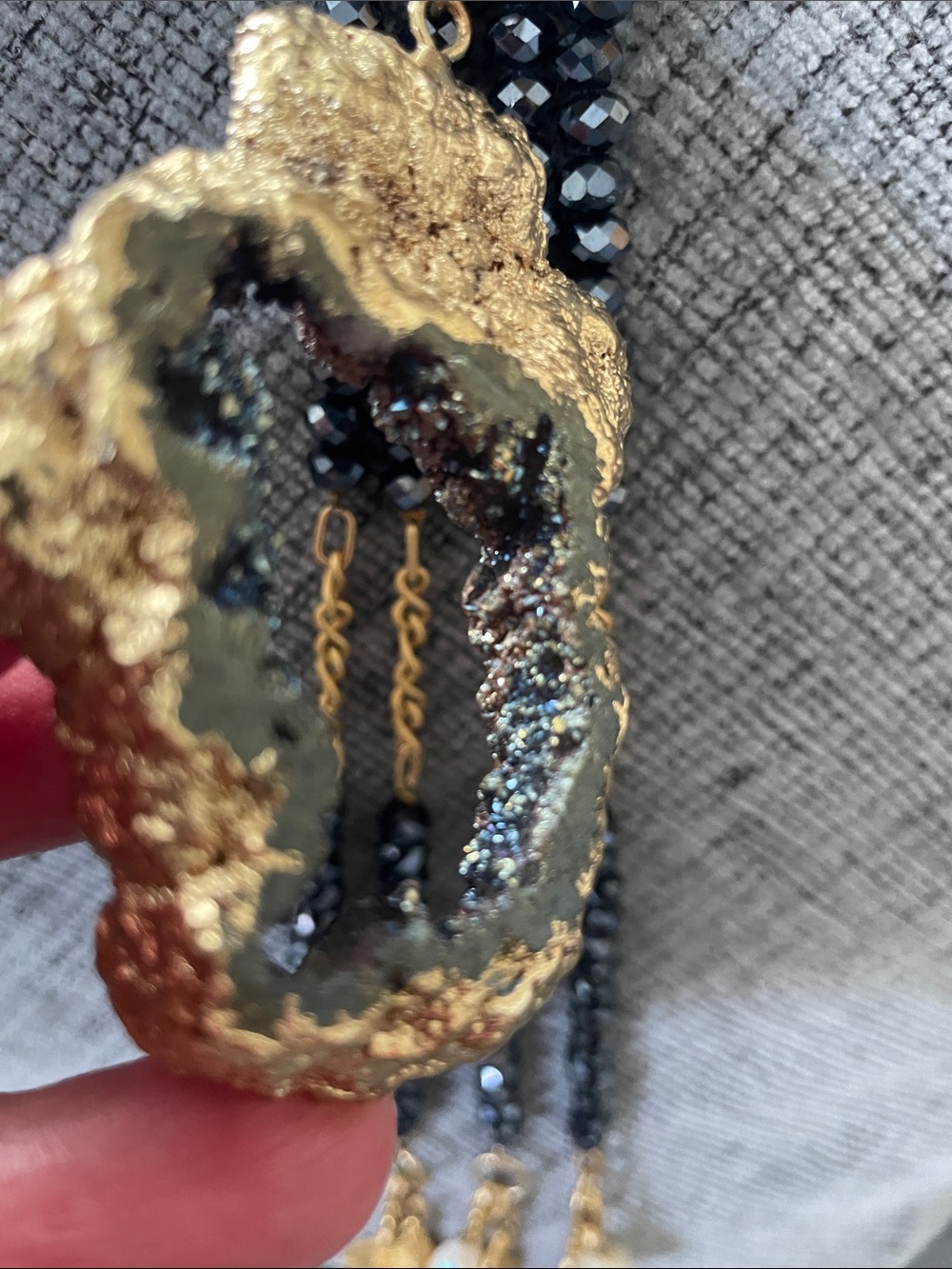 Vintage handcrafted gold and dark navy beaded necklace with leaf pendants - Picture 3 of 7